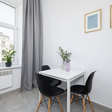 1-Bedroom Apartment - 65 Dluga Street Краків Екстер'єр фото